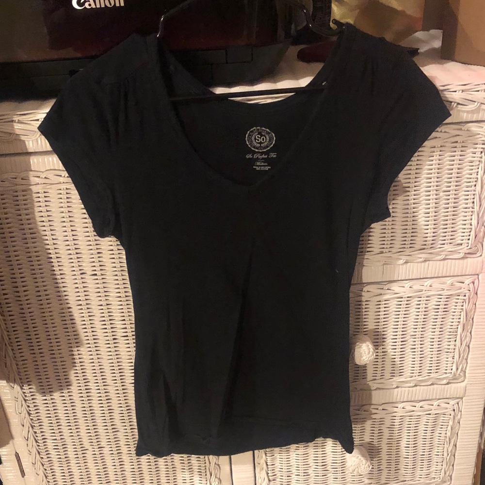 Black V-neck tshirt